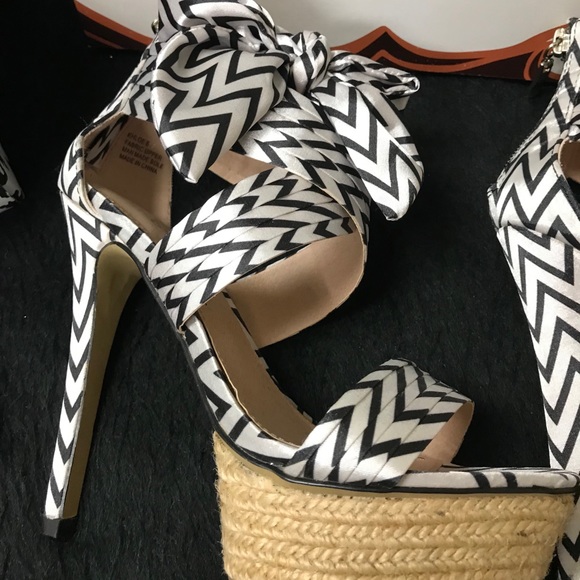 WOW 🤩 | Zigi Soho 4” Heels | Striking B&W & Bows - Picture 4 of 13